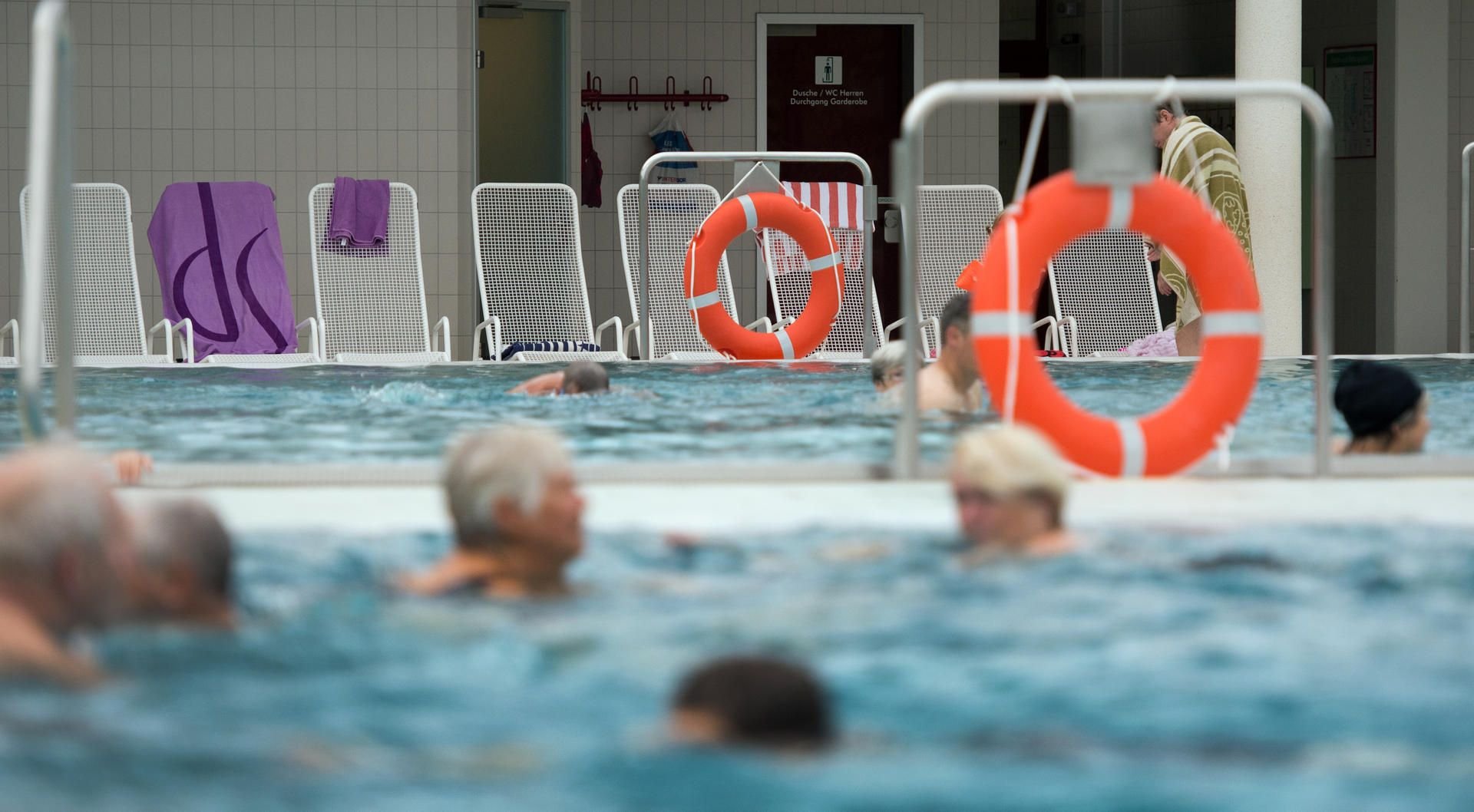 Chlor dient im Schwimmbad zur Desinfektion. Eigentlich ist der Stoff geruchlos – aber nicht in Verbindung mit Harnstoff.