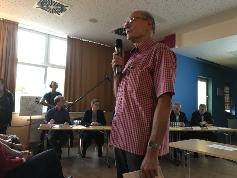 Ortsbürgermeister Manfred Wagenschein moderierte die Veranstaltung in Angersdorf.