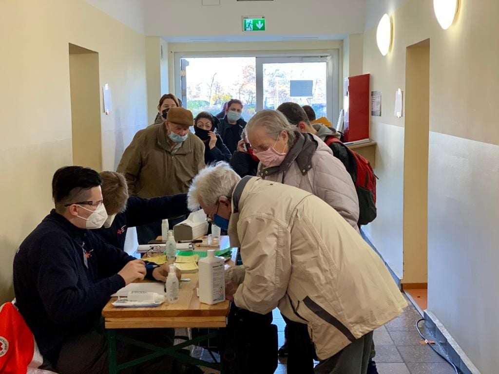 Im Ausweichquartier in der Turnhalle der Silberwald-Schule werden die evakuierten Bewohner registriert.
