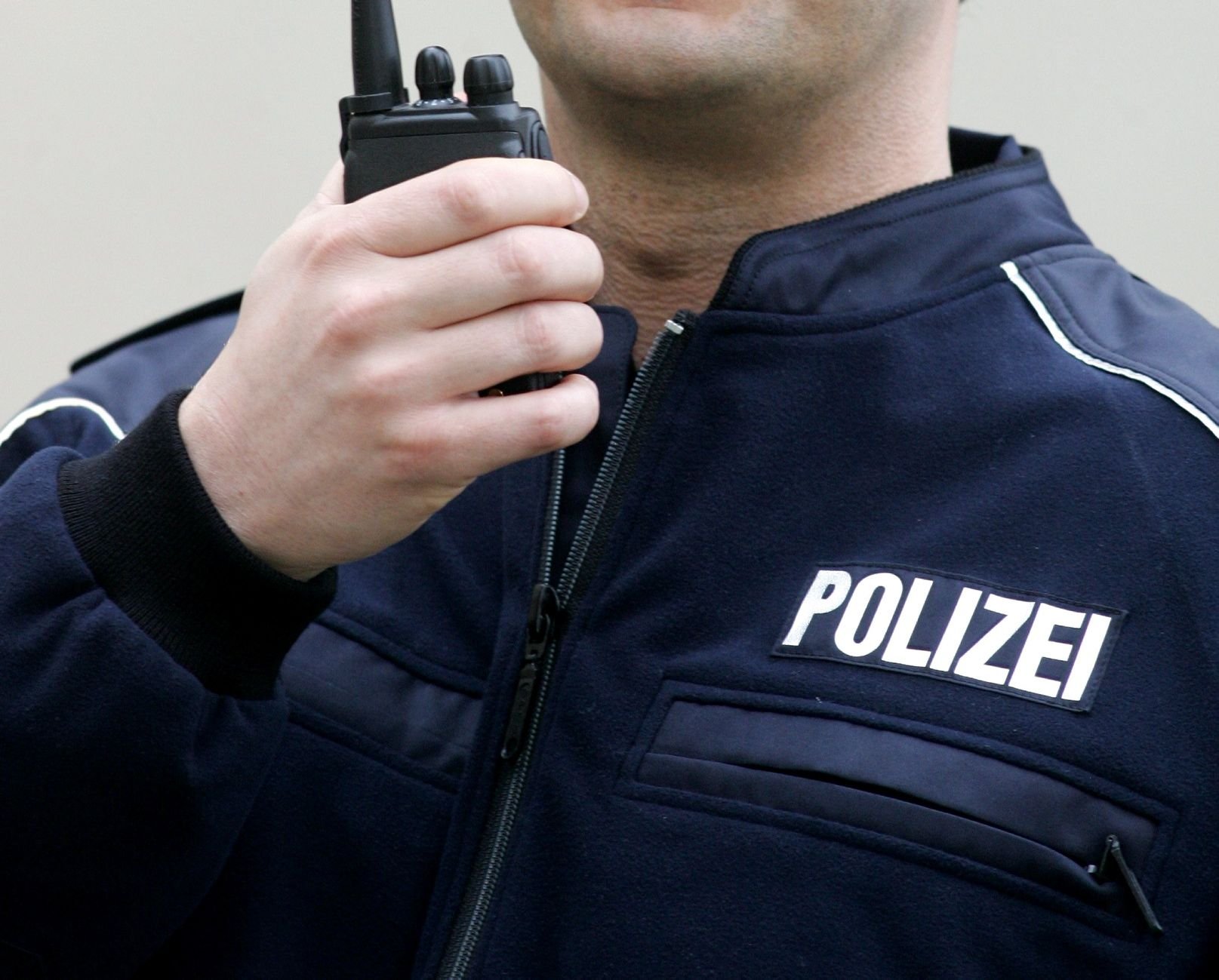 Ein Polizist am Funkgerät.