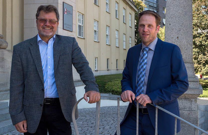 Hochschul-Rektor Jörg Kirbs (links) und Klinikums-Geschäftsführer Lutz Heimann versprechen sich positive Impulse von der Kooperation.