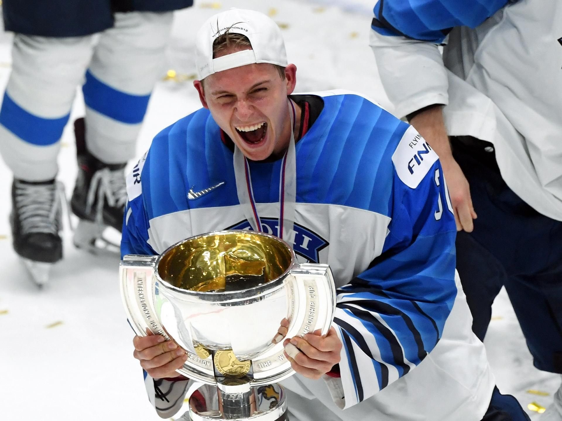 Der finnische Torhüter Kevin Lankinen hält den Pokal