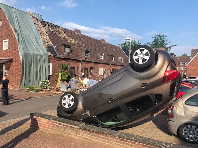 Ein Auto liegt in Bocholt auf dem Dach.