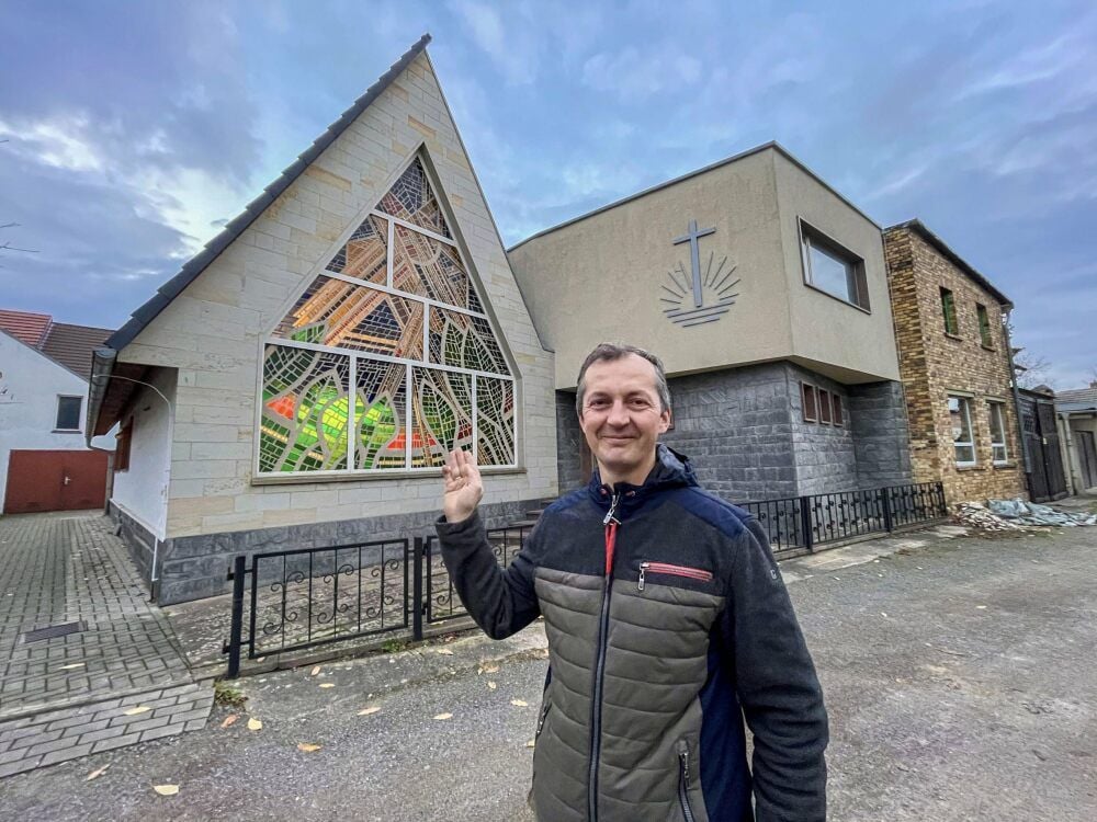 Initiator Thomas Gutzmer vor der Neuapostolischen Kirche in Bad Schmiedeberg: In diesem Gebäude soll eine Boulderhalle entstehen.