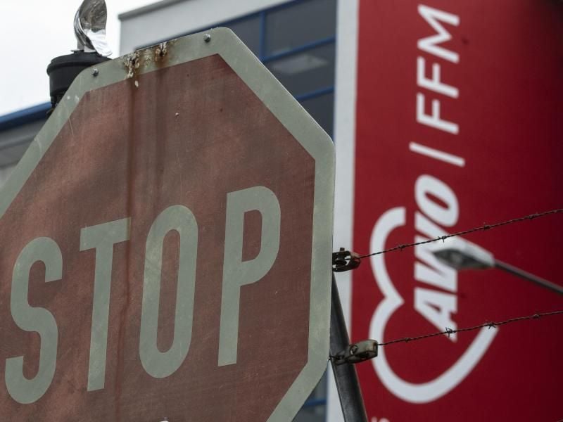 Ein verblasstes Stopschild steht vor der AWO-Zentrale in Frankfurt. Foto: Boris Roessler/dpa/Symbolbild