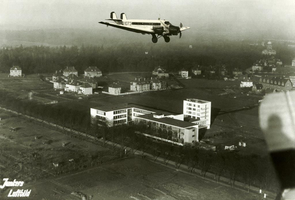 Schon damals ein politischer Streitpunkt: Das historische Bauhausgebäude, aufgenommen im Jahr 1927.