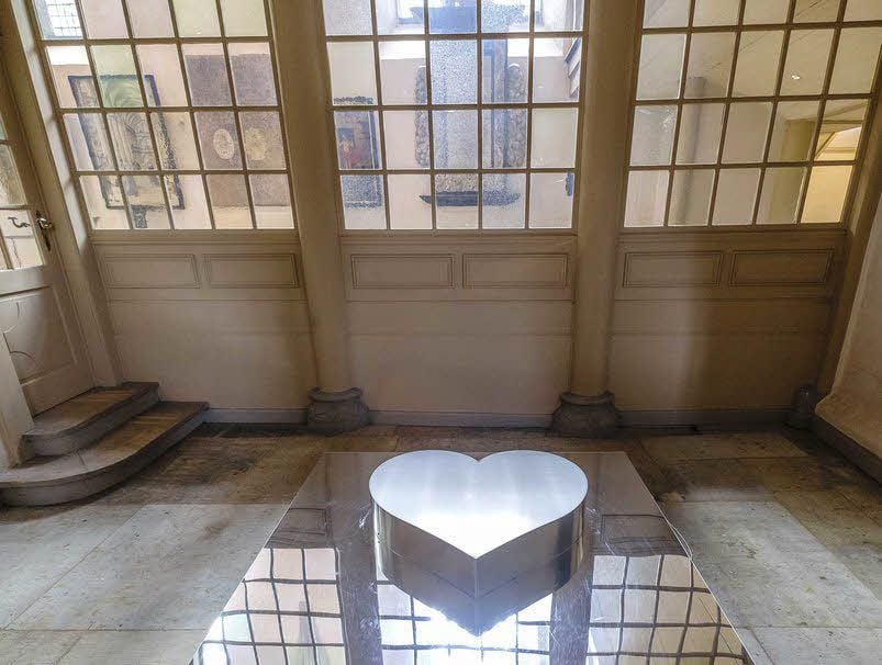 Das „Herz der Güte“ hat Viera Collaro geschaffen. Im Rahmen der „Thesen“-Ausstellung ist diese künstlerische Arbeit in der Wittenberger Stadtkirche zu sehen.