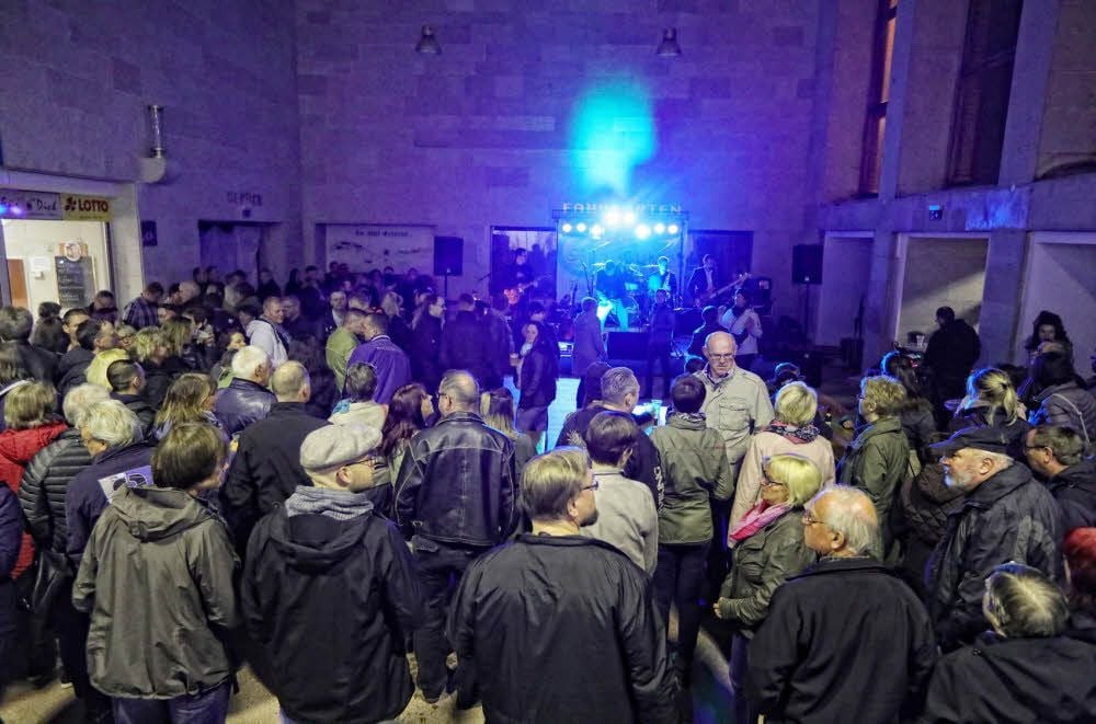 In der ehemaligen Bahnhofshalle von Wolfen werden in diesem Jahr die „Spätsünder“ spielen.