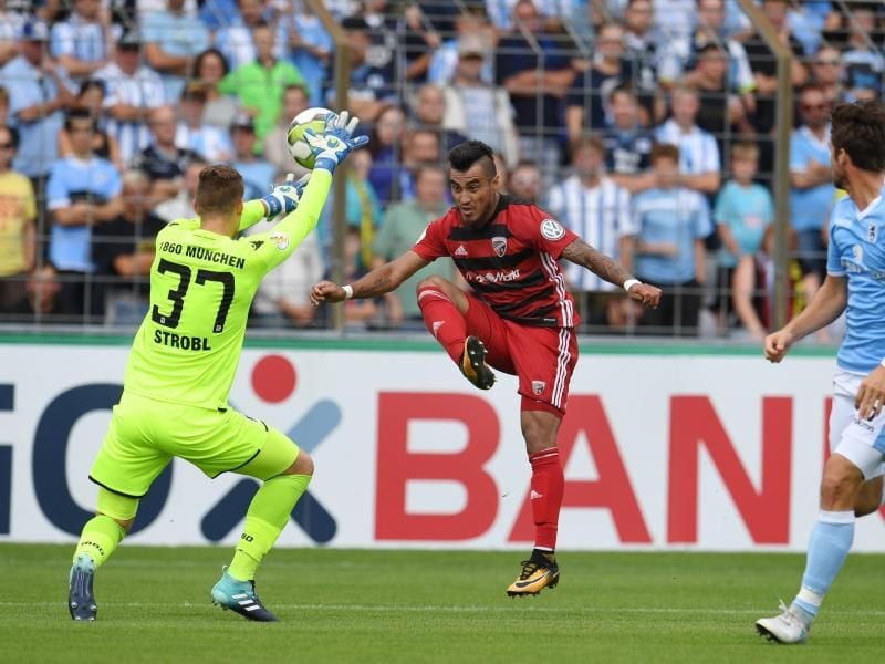 1860-Torwart Alexander Strobl kann den Schuss von Dario Lezcano von Ingolstadt zum 0:1 nicht parieren. Foto: Tobias Hase