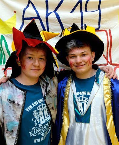 Filip Weber (links) und David Esterle spielen die Hofnarren.