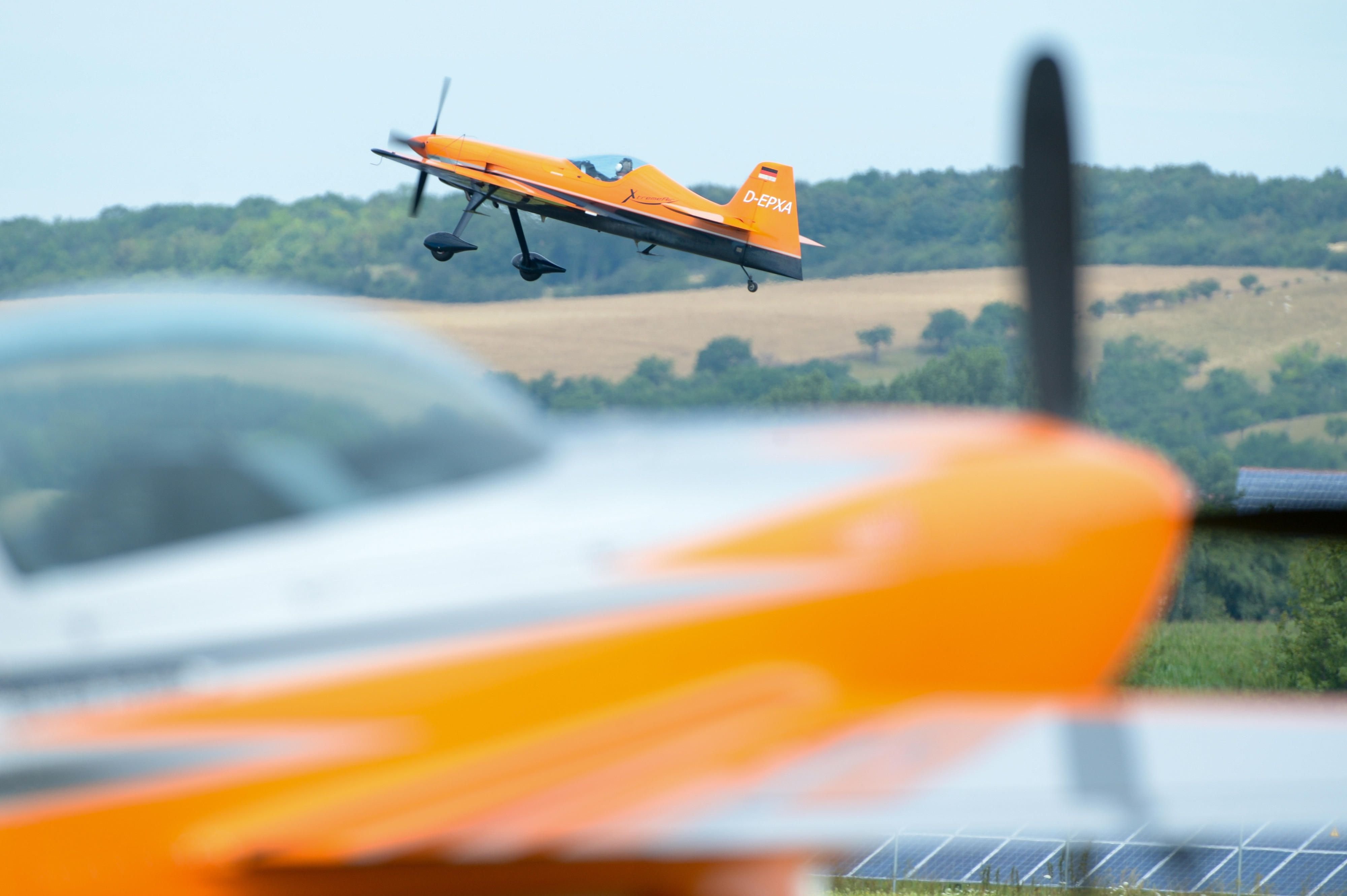 In einer Xtreme 3000 startet der Pilot Uli Pade zu einem Wertungsflug in Ballenstedt