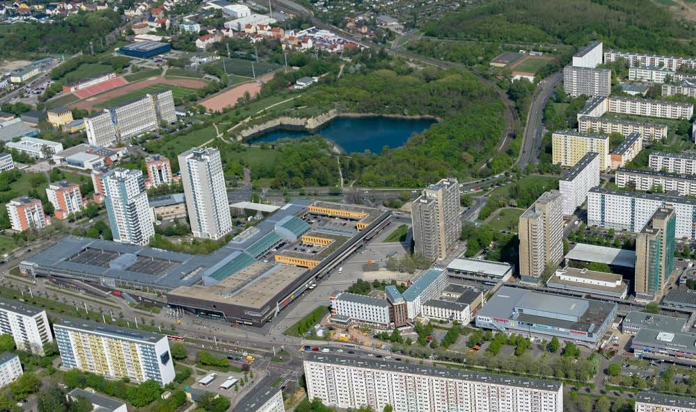 Die Wege rund um den Bruchsee sind bei Spaziergängern beliebt. An heißen Tagen wird auch gebadet, obwohl es verboten ist.