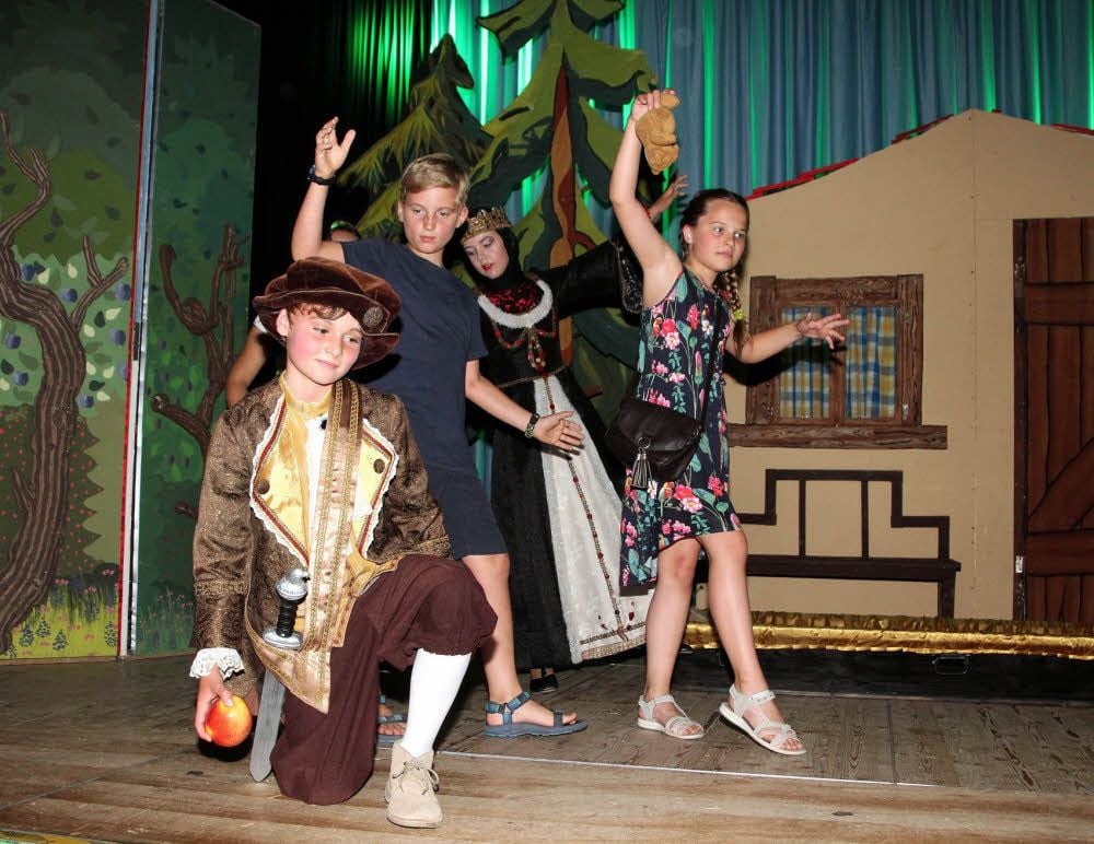 Konstantin Ulrich (von links), Simon Laurischk, Florentine Timplan und Anna Sophie Mengel schlüpfen in verschiedene Rollen des Märchen-Klassikers.