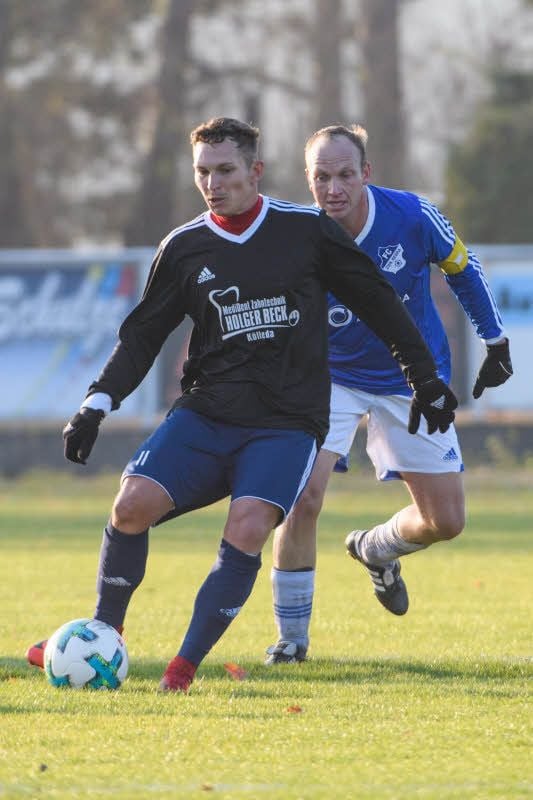 Zweikampf: Christopher Weihrauch (l.) gegen Markus Konieczny.