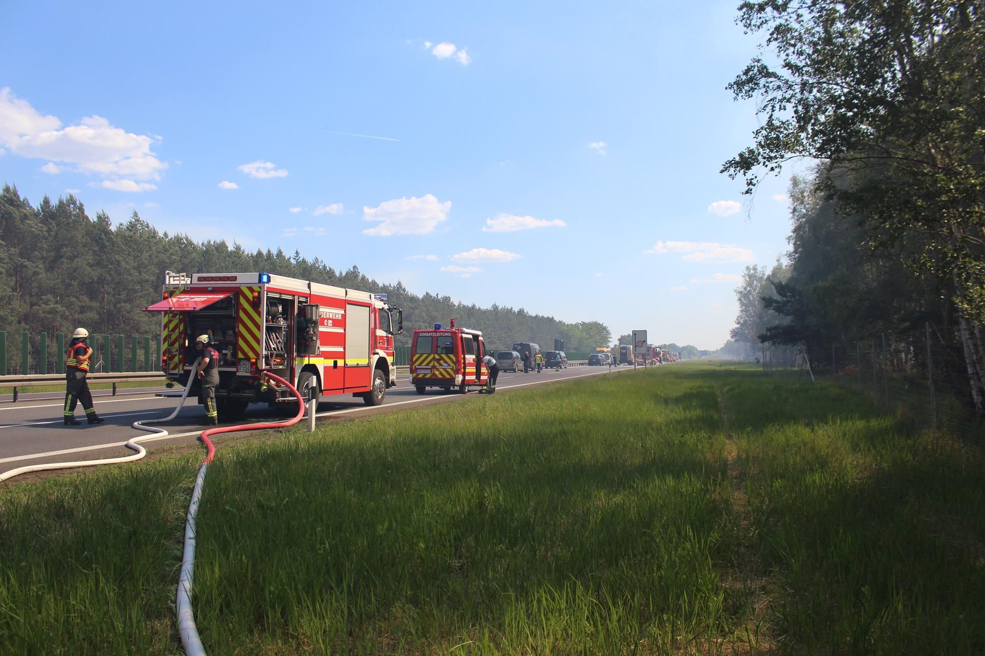 Einsatzfahrzeuge der Feuerwehr stehen auf der Autobahn 10 (A 10) an der Anschlussstelle Wolfslake.