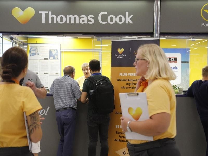 Vorläufig fliegt gar nichts mehr: Urlauber vor dem Büro von Condor und Thomas Cook im Flughafen Palma de Mallorca. Foto: Clara Margais/dpa