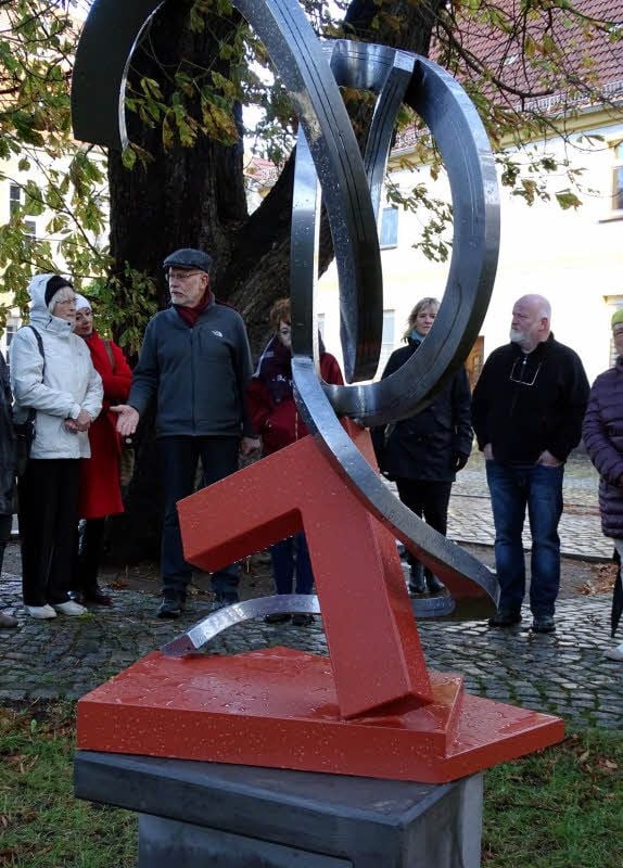 Der Prettiner Bildhauer Nikolaus Petzel (Mitte) stellt seine Skulptur über Elisabeth von Brandenburg vor.