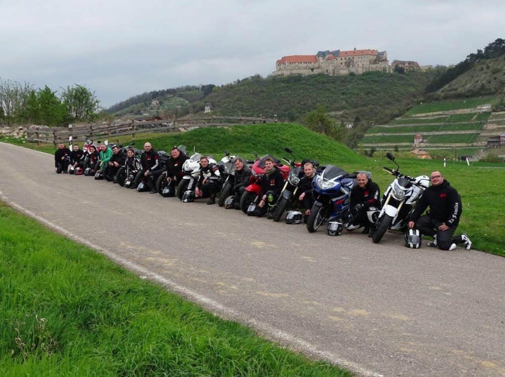 Burgenhighländer treffen auf Neuenburg: Seit zwei Jahren gibt es die regionale Biker-Gemeinschaft innerhalb der bundesweiten Gruppe „Knieschleifer“.