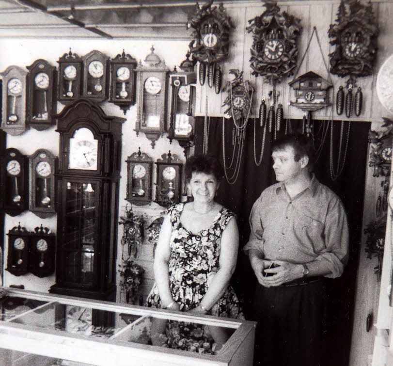 Nina und Wolfgang Brock im Geschäft Am Markt in Bernburg. 1987 wurde hier eine Uhrenreparaturwerkstatt eröffnet. 1990 kam der Verkauf dazu.