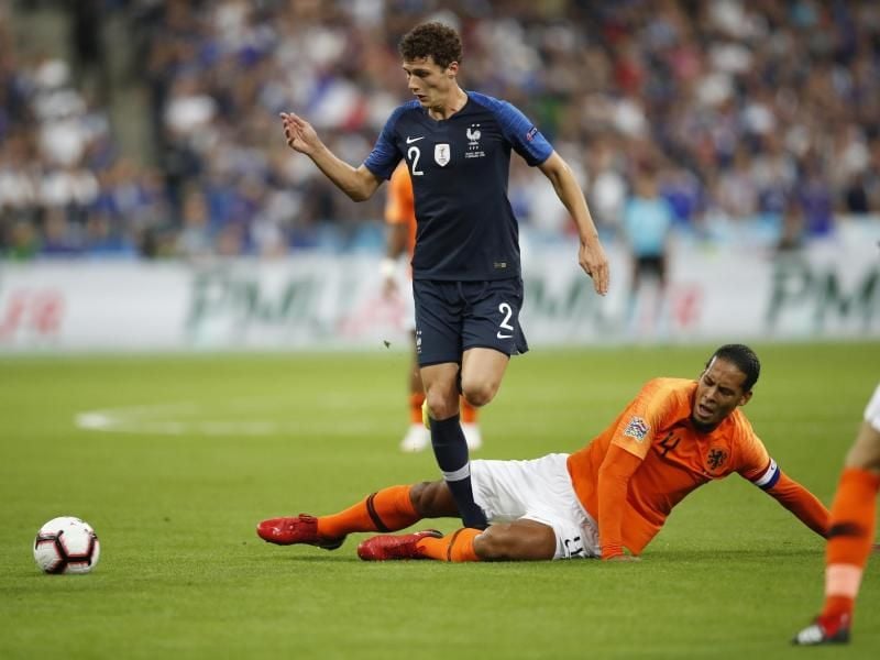 Der Franzose Benjamin Pavard (l) umspielt den Niederländer Virgil Van Dijk. Foto: Christophe Ena/AP