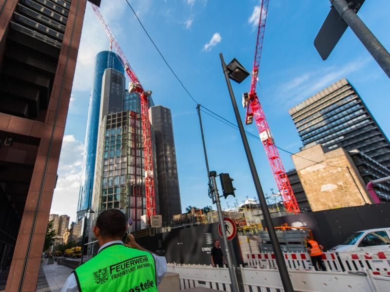 Der Kran, der in der Frankfurter Innenstadt umzustürzen droht. Foto: Andreas Arnold