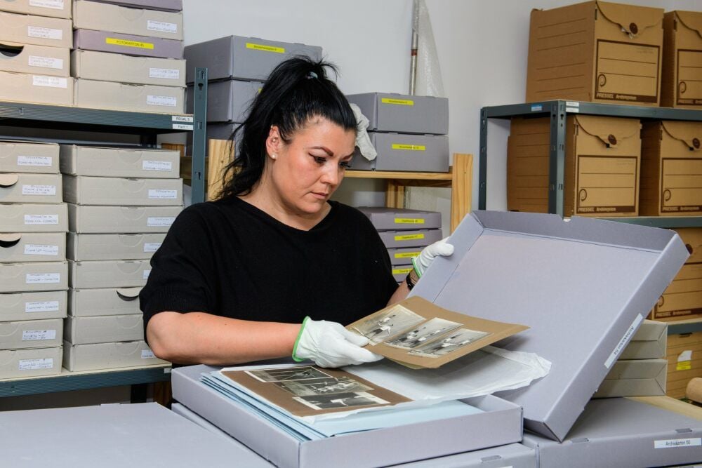 Museumsleiterin Manuela Dietz mit den historischen Aufnahmen der Familie Rosemann. Die Fotos liegen im Archiv des Museums.