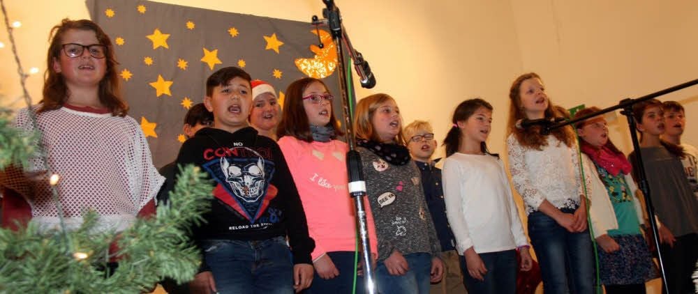 „Sind die Lichter angezündet“ singt der Grundschulchor - und das Publikum stimmt mit ein.