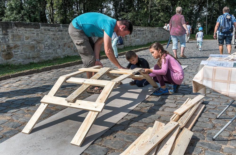 Beim Fest konnten die Besucher selbst eine Brücke bauen.