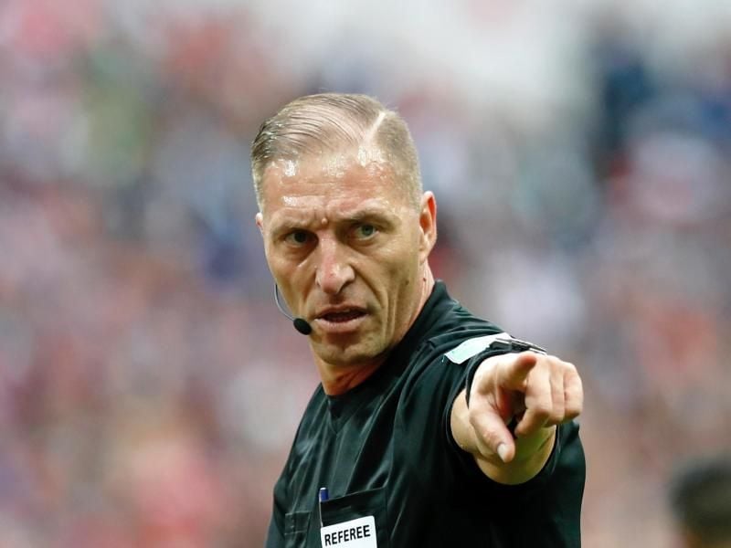 Der argentinische Schiedsrichter Nestor Pitana wird für seine ausladende Gestik und ausdrucksstarke Mimik von Fans gefeiert. Foto: Pavel Golovkin/AP