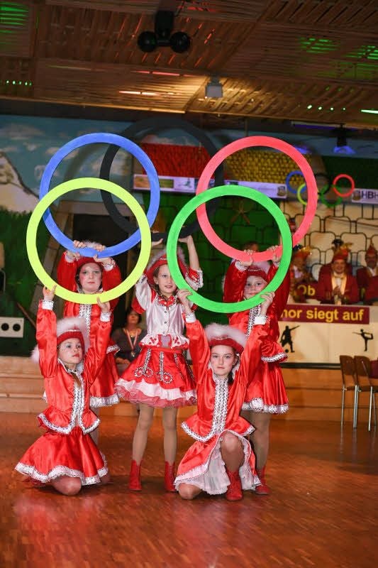 Die Funkengarde zeigt zum Abschluss ihres Tanzes die olympischen Ringe.