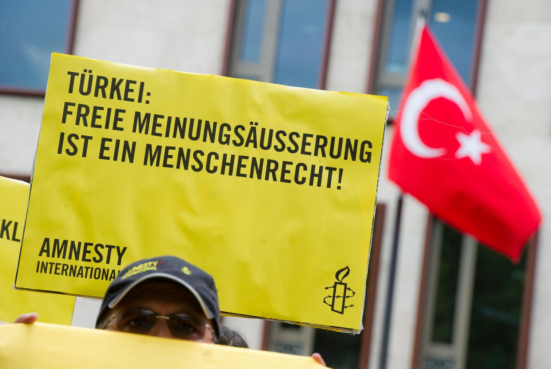 Ein Untersützer der Menschenrechtsorganisation Amnesty International protestiert vor der Türkischen Botschaft in Berlin.