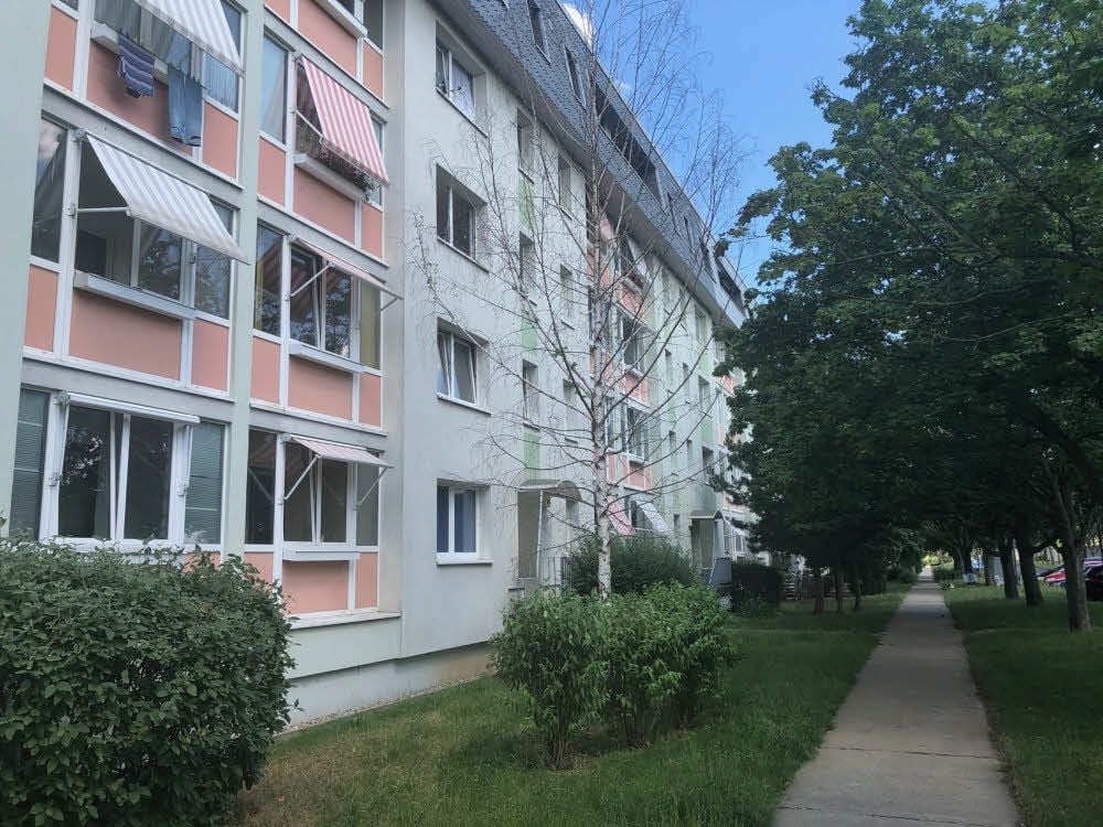 Einer der Fundorte: In diesem Häuserblock in der Anhaltischen Straße in Köthen wurde vergangene Woche ein Toter in seiner Wohnung gefunden.