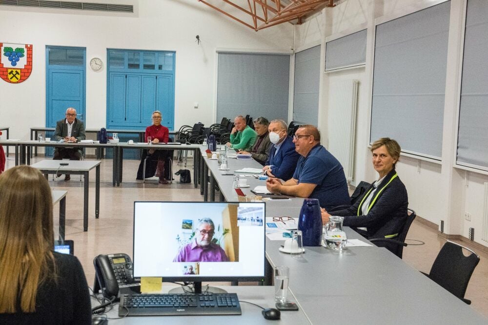 Im Kreistagssaal trifft sich der Corona-Krisenstab der Kreisverwaltung zur Bewertung der Situation. Ralf Michel ist digital zugeschaltet.