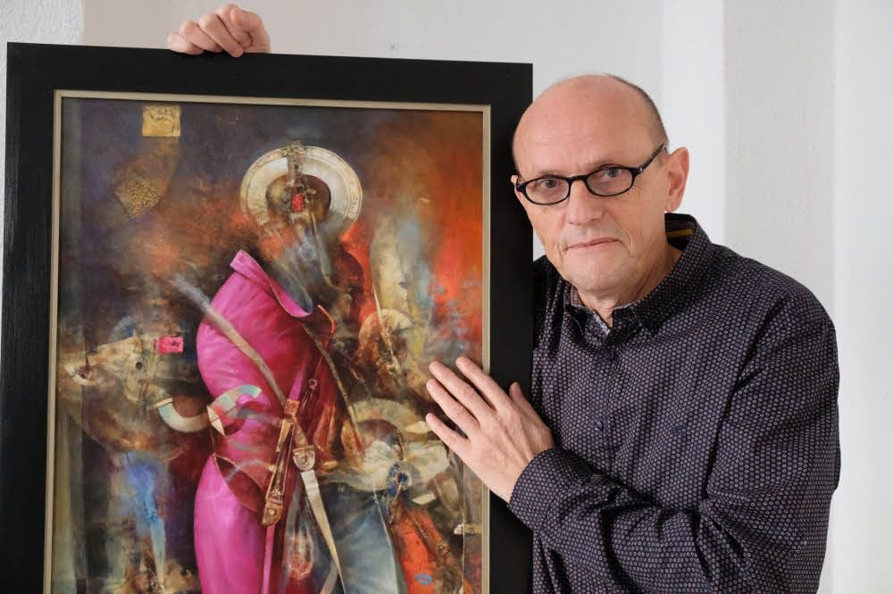 Bernd Baumgart mit seinem Gemälde „Heiligenschein“ im Kunstsalon