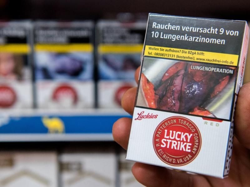 Zigarettenschachtel mit Schockfoto einer Lungenoperation und Warnhinweis. Eine Studie zeigt, dass solche Schockbilder junge Nichtraucher abschrecken können. Foto: Daniel Bockwoldt