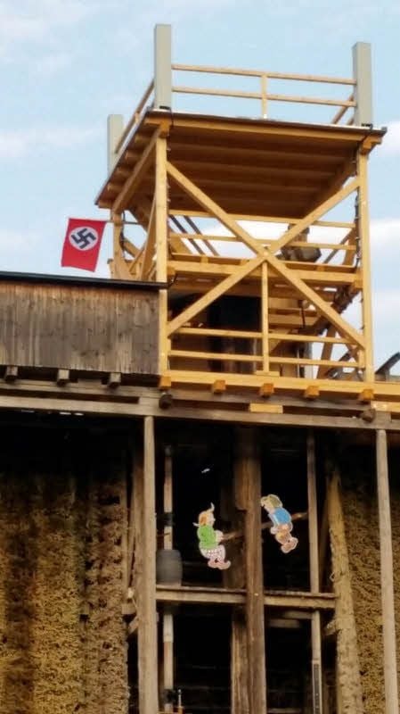 An der Aussichtsplattform des Gradierwerkes wurde eine Hakenkreuzfahne angebracht.