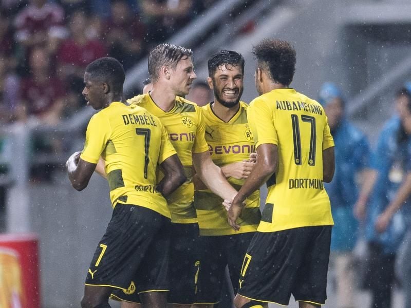 Pierre-Emerick Aubameyang (r) jubelt nach seinem Tor für den BVB mit seinen Teamkollegen. Foto: Marcio Rodrigo Machado