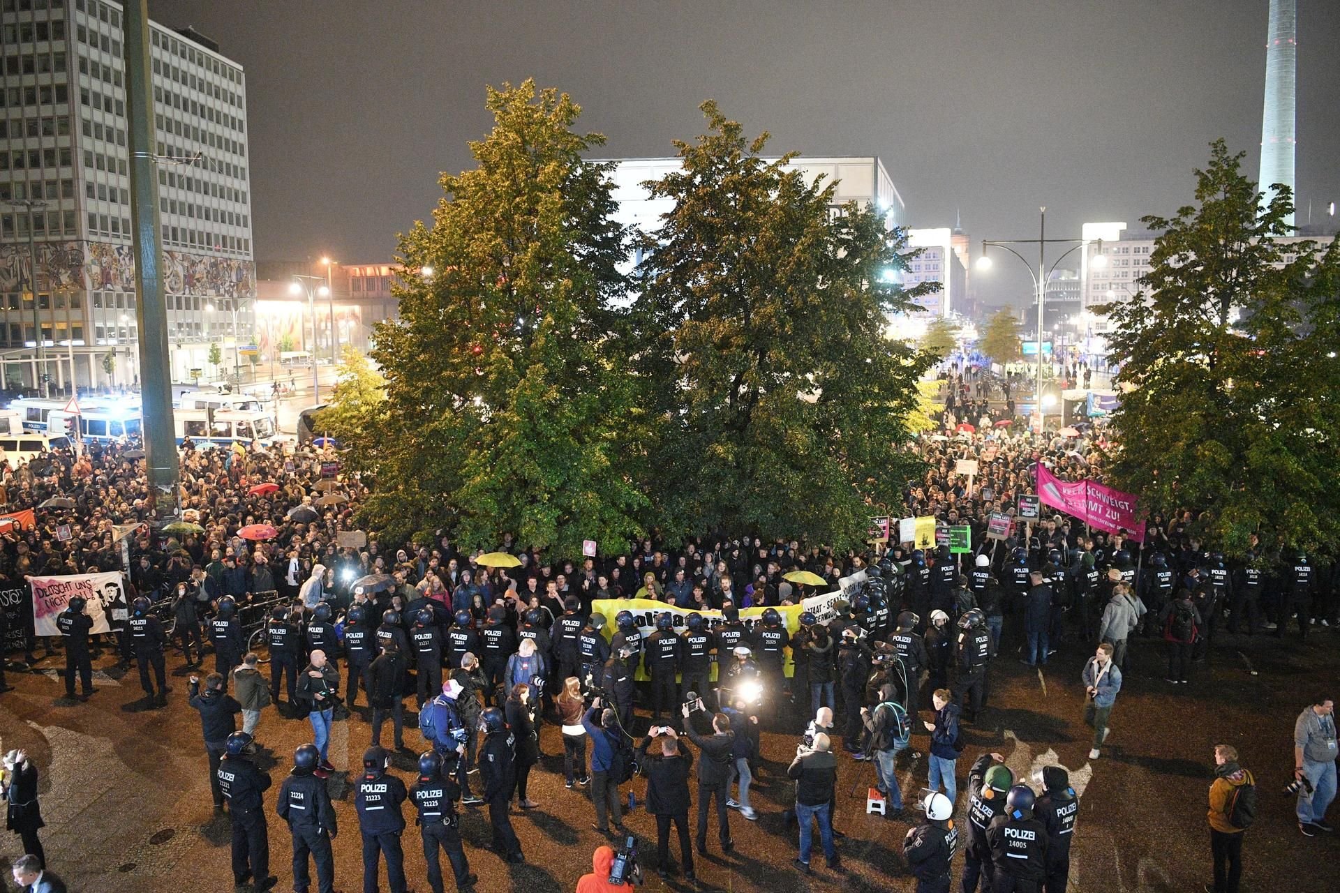 Einige hundert Demonstranten protestieren vor der AfD-Wahlparty in Berlin-Mitte.