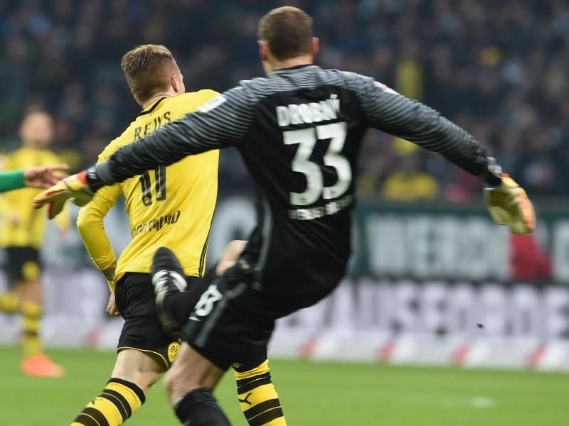 Für das Foul an Dortmunds Marco Reus (l) bekommt Bremens Torwart Jaroslav Drobny erst die Rote Karte und noch drei Spiele Sperre. Foto: Carmen Jaspersen