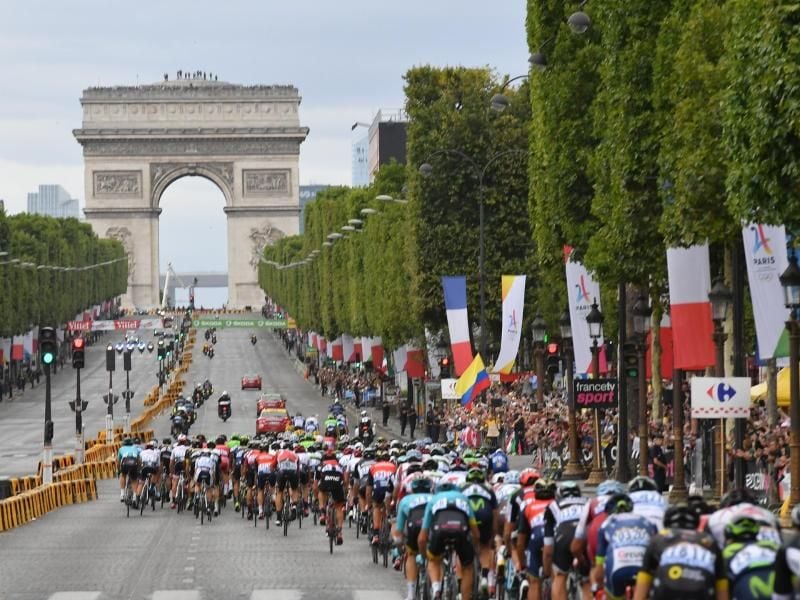 Das Hauptfeld fährt über den Champs Elysees. Foto: David Stockman/BELGA