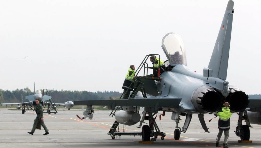 Wenn für die Eurofighter-Piloten die Tagesaufgabe im Fliegerhorst Holzdorf erledigt ist, widmen sich Techniker den Maschinen.