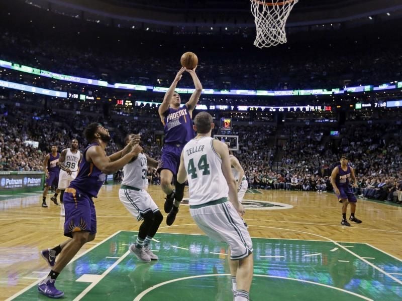 Devin Booker (M.) von den Phoenix Suns erzielte als jüngster Spieler der NBA-Geschichte 70 Punkte. Foto: Elise Amendola