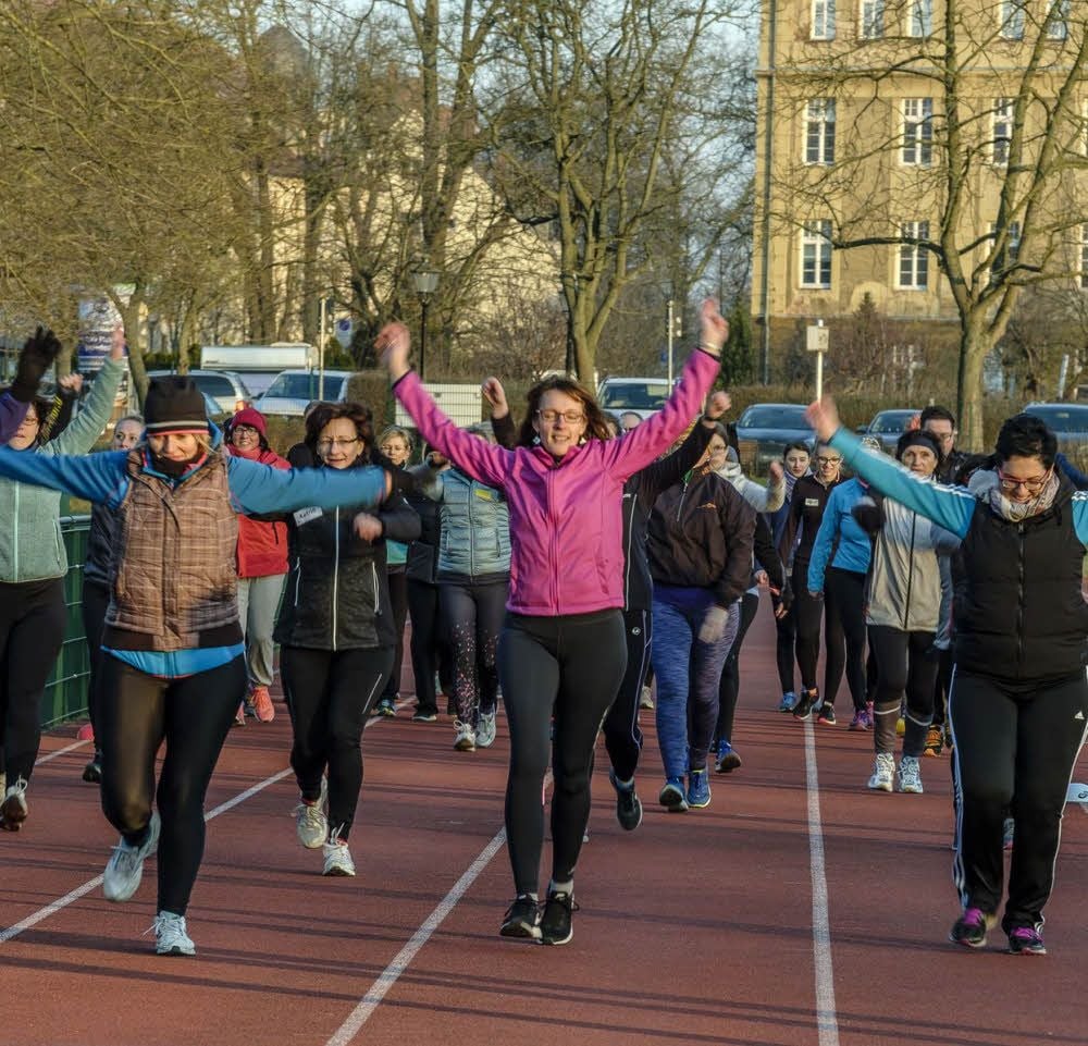 Bei der Erwärmung - in diesem Fall „Laufen mit Armkreisen rückwärts“ - werden nicht nur die Muskeln auf die Belastung vorbereitet, auch die koordinativen Fähigkeiten der Teilnehmer werden zunehmend verbessert.