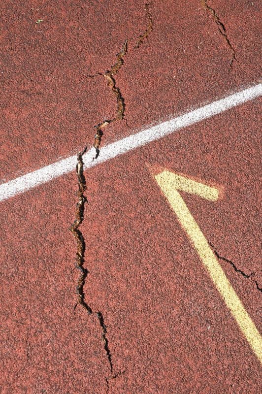 Diese Risse bergen für Läufer eine große Verletzungsgefahr.