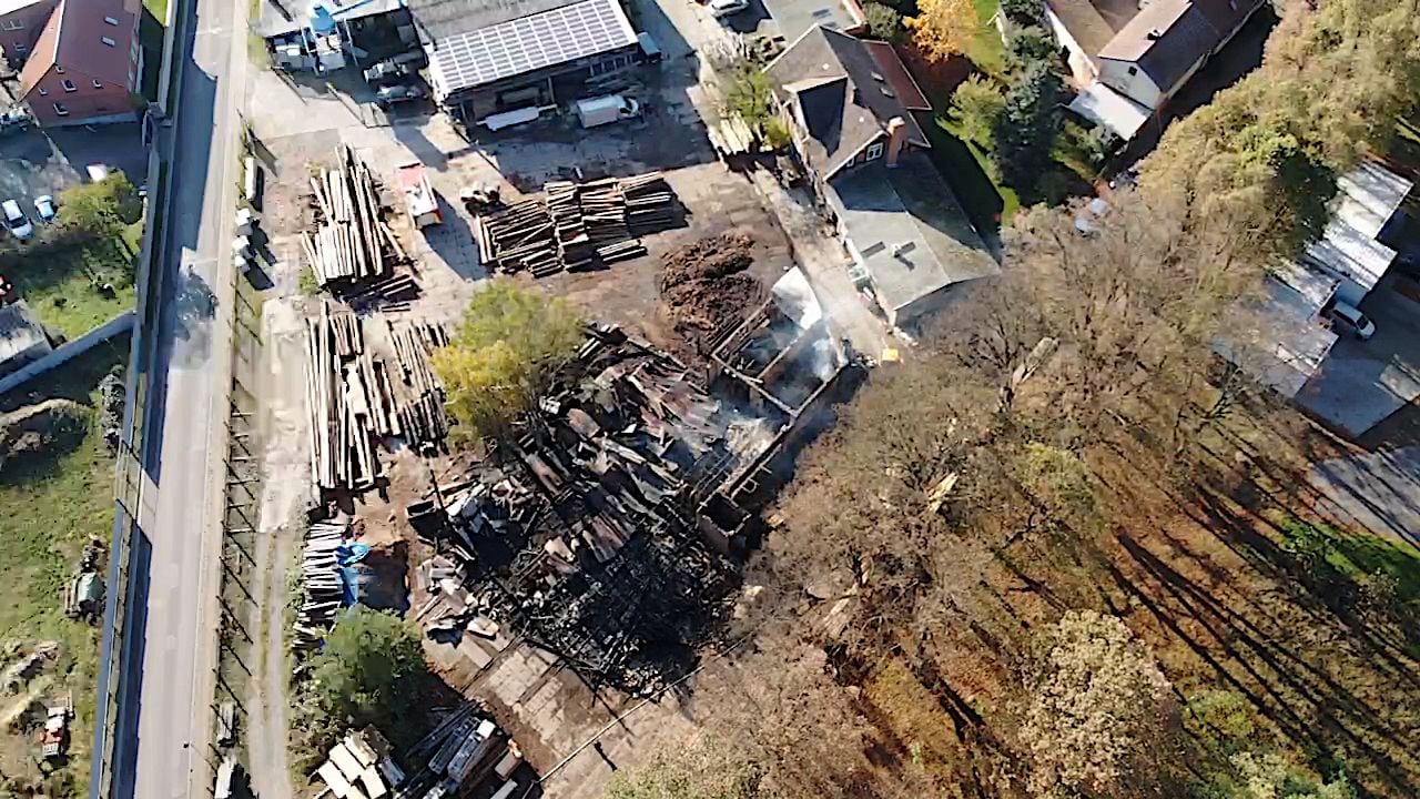 Aus der Vogelperspektive ist das Ausmaß des Brandes in Behnsdorf gut auszumachen.