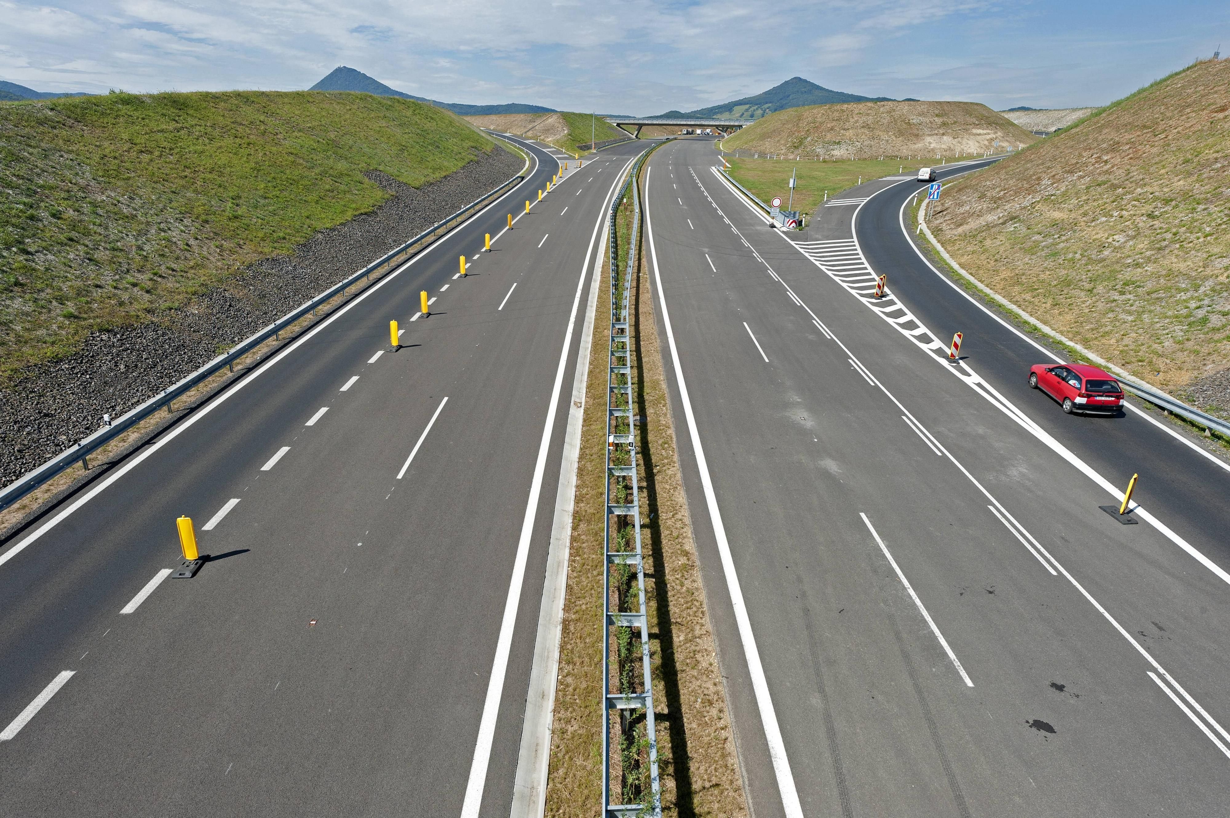 Blick im auf die Autobahn D8 von Prag in Richtung Dresden im tschechischen Bilinka (September 2012).