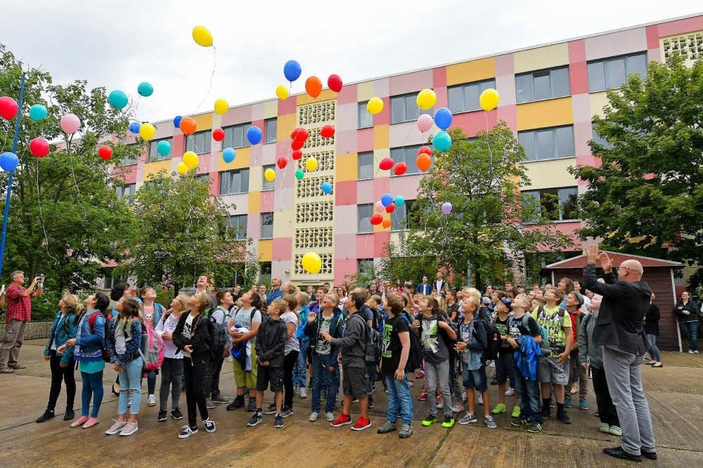 Zum Schuljahresstart werden Luftballons mit guten Wünschen für die Zukunft in den Himmel geschickt.