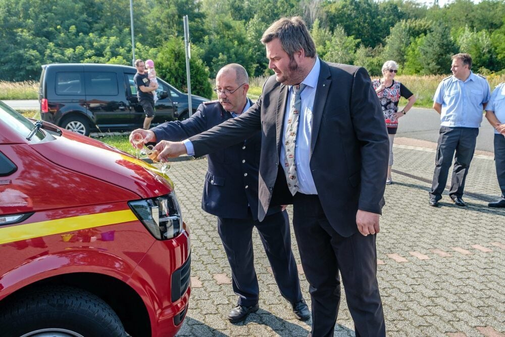 Bürgermeister Enrico Schilling und Ortswehrleiter Thomas Klitzsch tauften die Fahrzeuge mit einer Sektdusche.