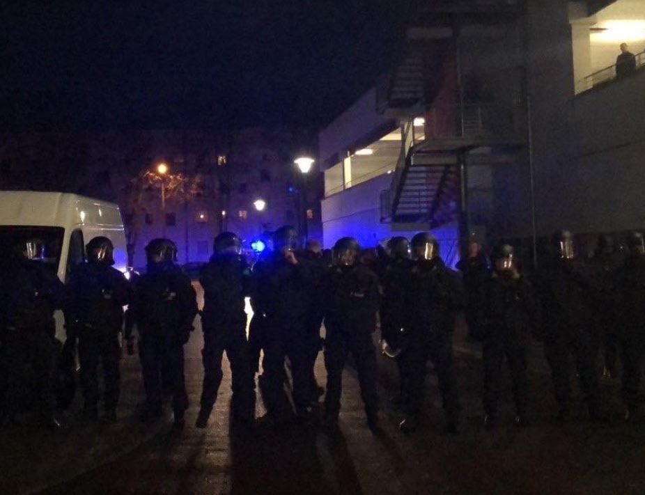 Die Polizei sichert einen Querweg am Dessau-Center. Dort hatten Rechte provoziert und waren dann geflüchtet.