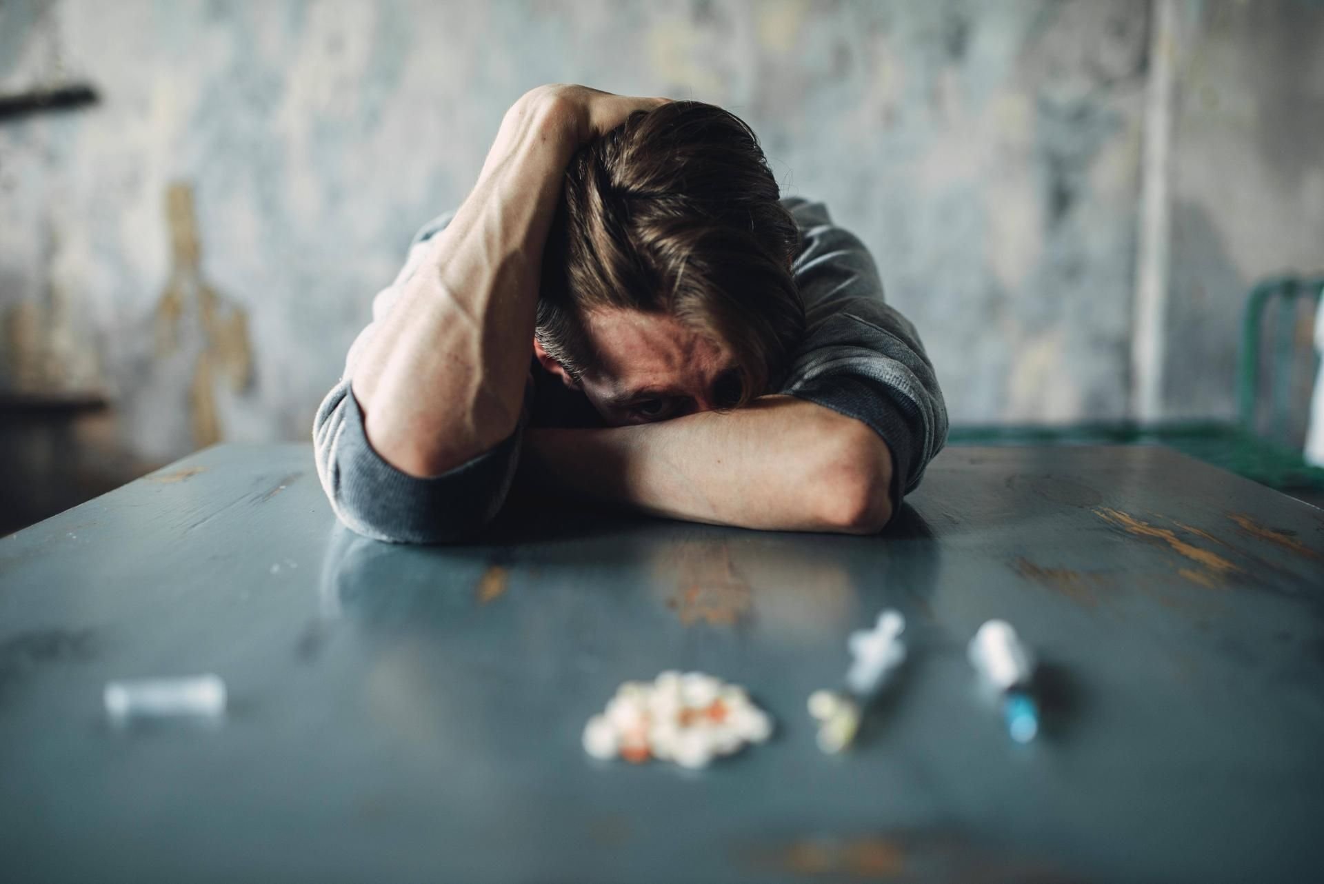 Um an Geld für Drogen oder Alkohol zu kommen, werden viele Suchtkranke kriminell.
